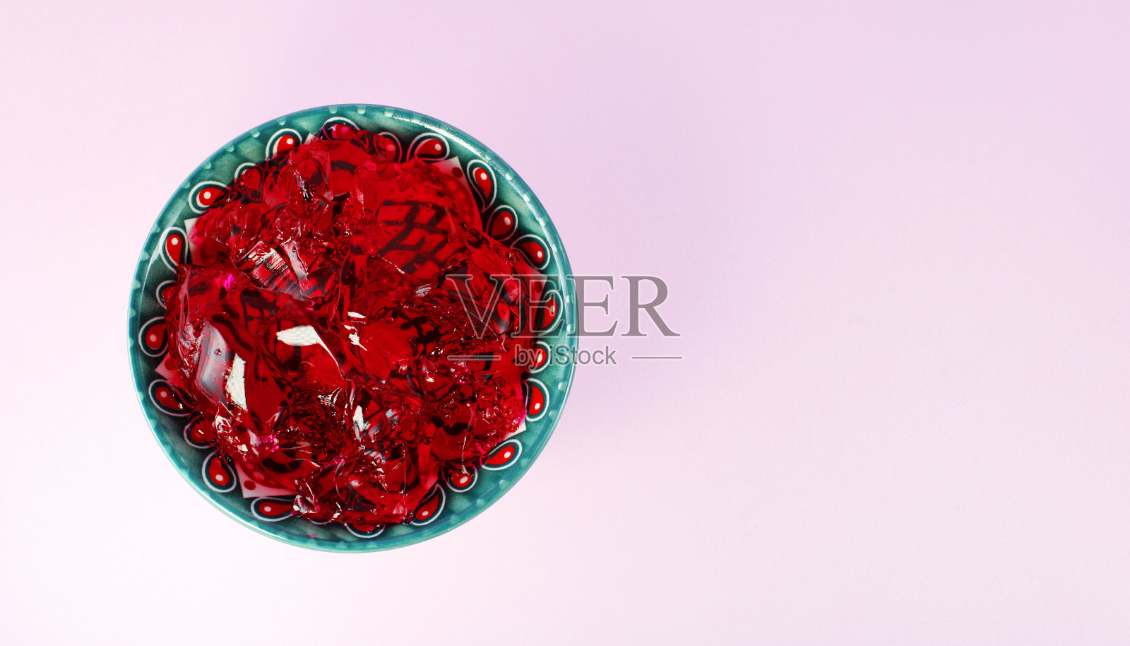 我喜欢明胶，陶瓷盘子里的甜点照片摄影图片