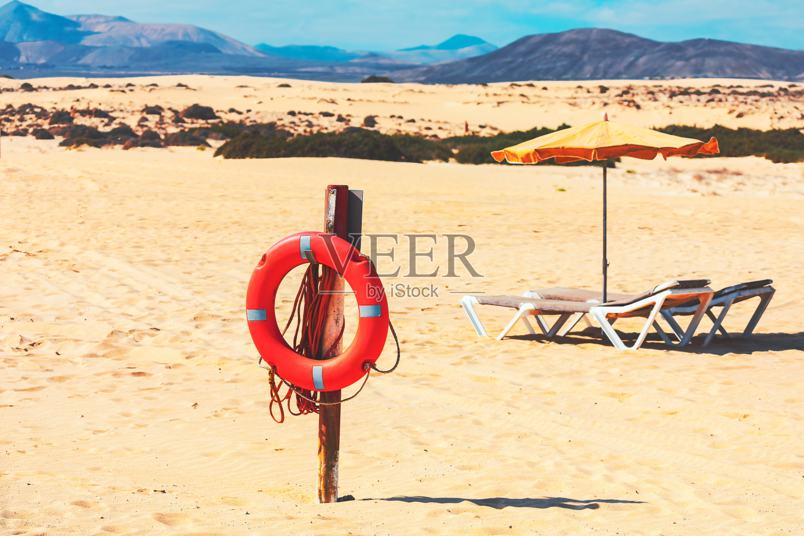富埃特文图拉海滩上的救生圈和躺椅照片摄影图片