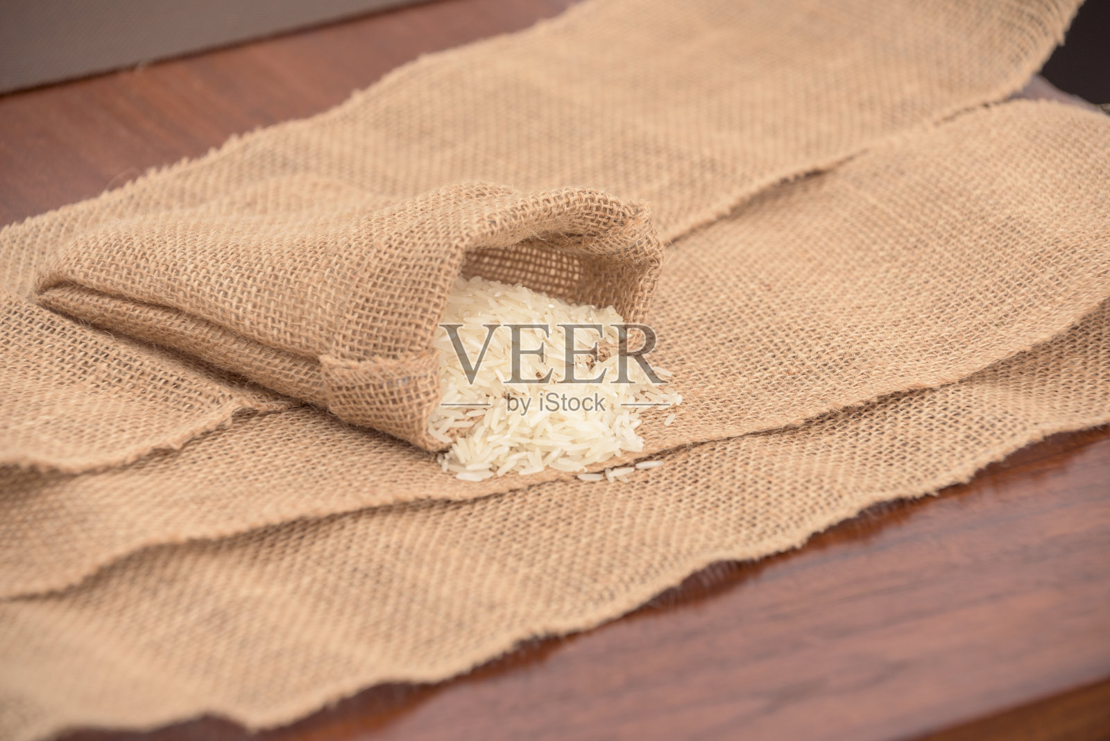 桌子上放着一袋米和一块布照片摄影图片