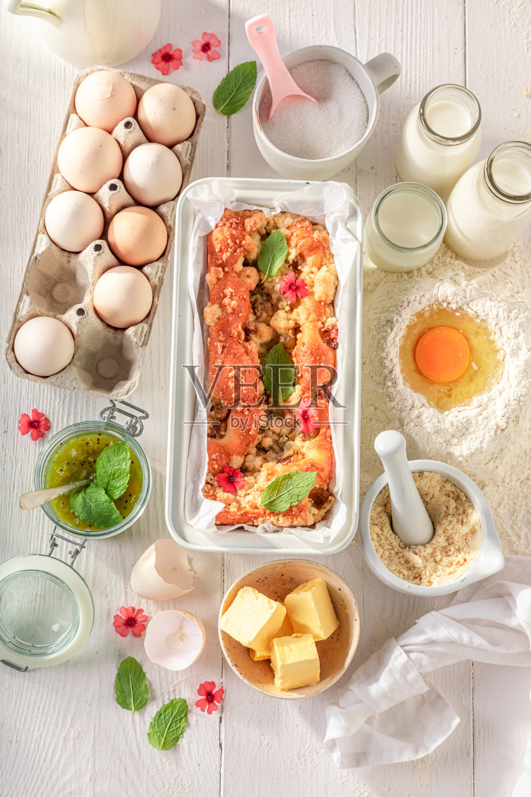 自制美味的鹅莓酵母蛋糕及配料。照片摄影图片