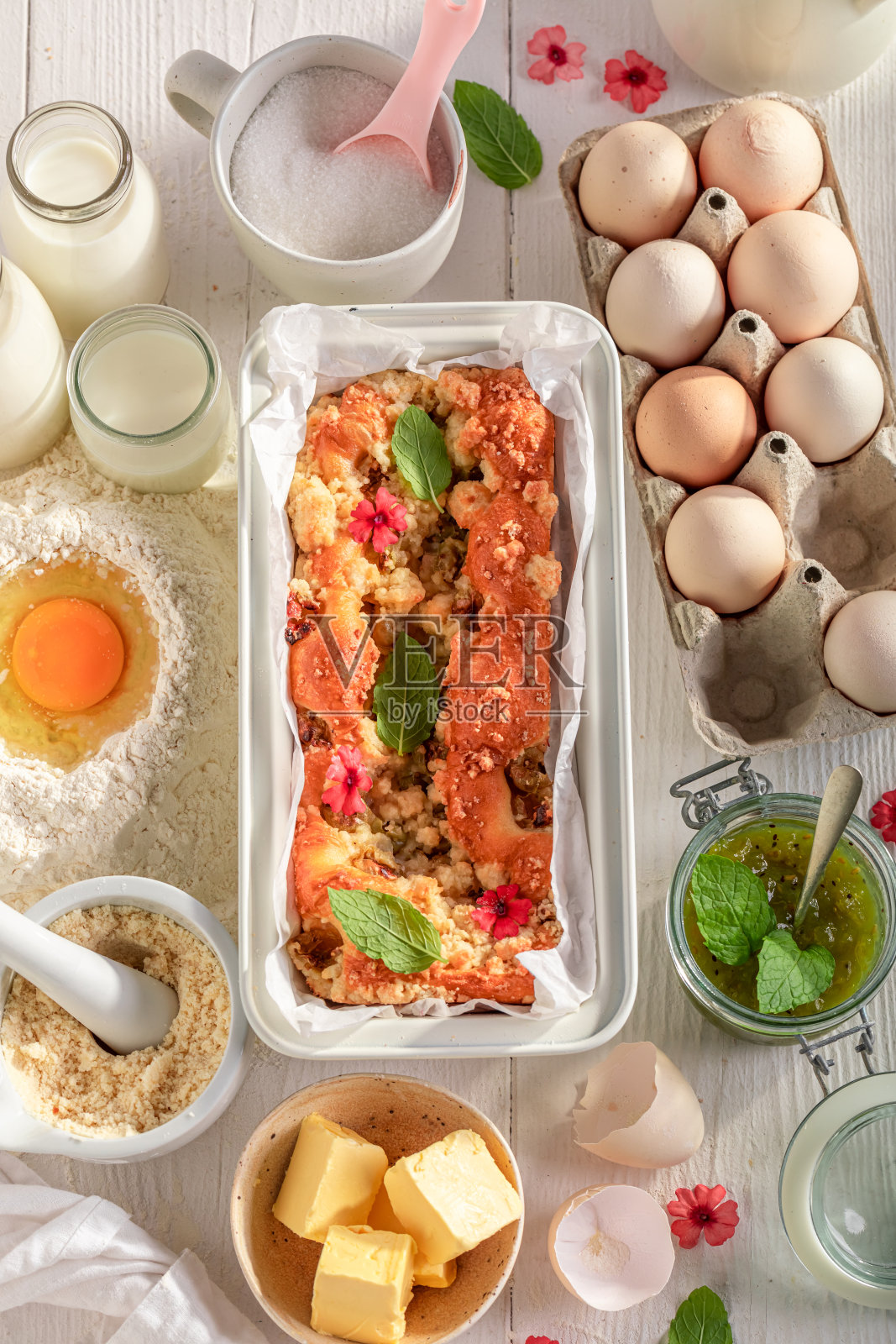 甜醋栗蛋糕和面团的配料。照片摄影图片