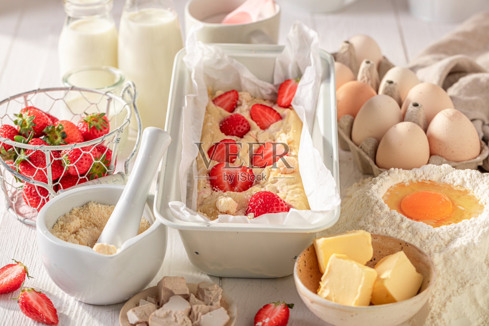 采用新鲜原料制作的传统健康草莓酵母蛋糕。照片摄影图片