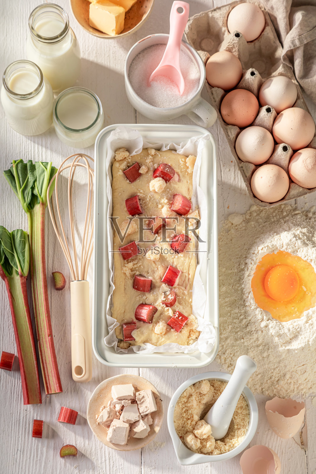 新鲜原料自制大黄酵母饼。照片摄影图片