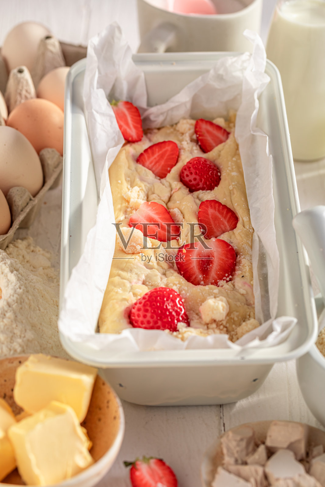 美味的自制草莓酵母蛋糕，配上碎粒和水果。照片摄影图片