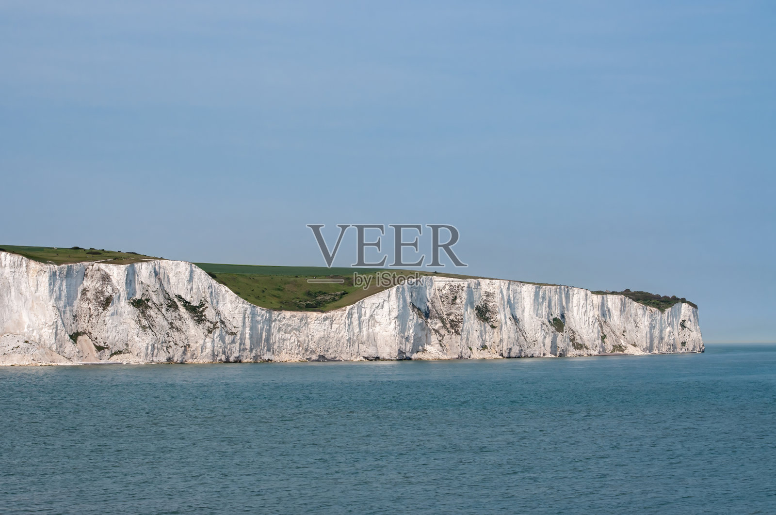 英国白垩悬崖，平静的大海和蔚蓝的天空照片摄影图片