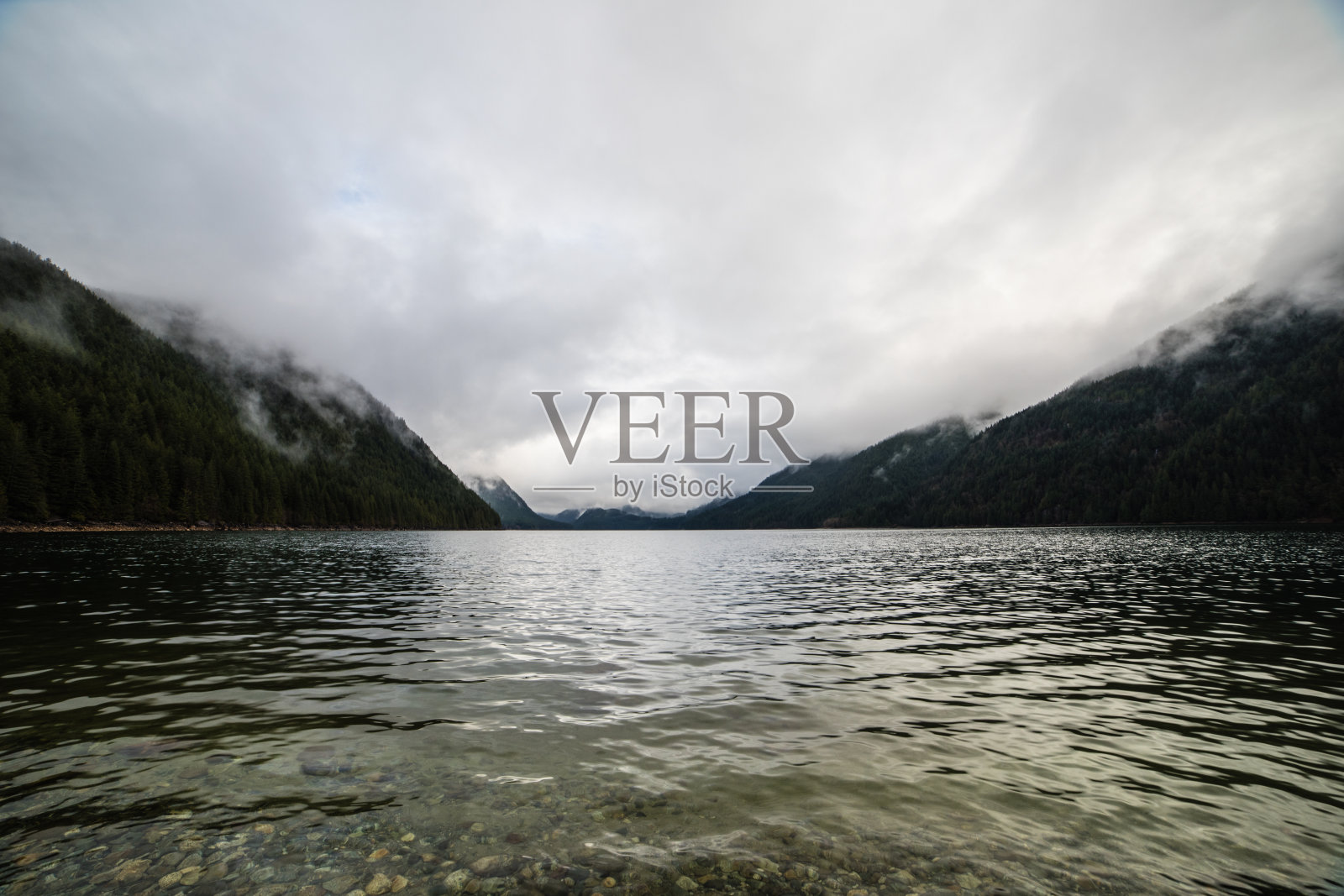 宁静的山湖与朦胧的山丘照片摄影图片