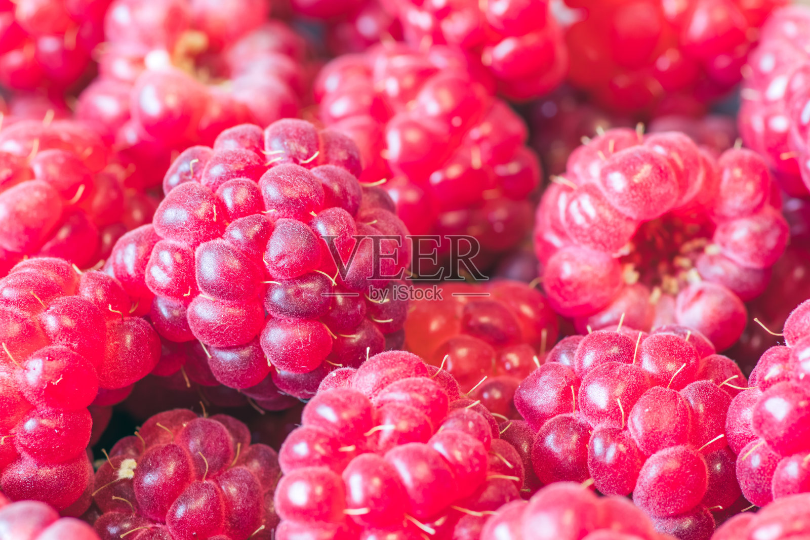 充满活力的覆盆子特写，这是一种色彩鲜艳、富含抗氧化剂的水果，是健康零食的完美选择照片摄影图片