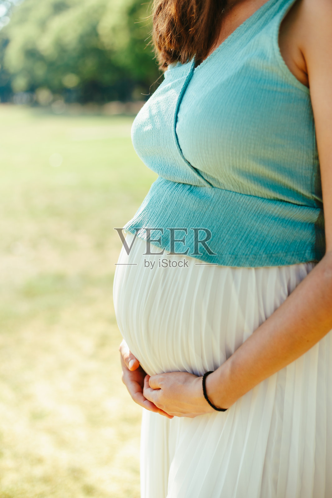 公园里的孕妇照片照片摄影图片