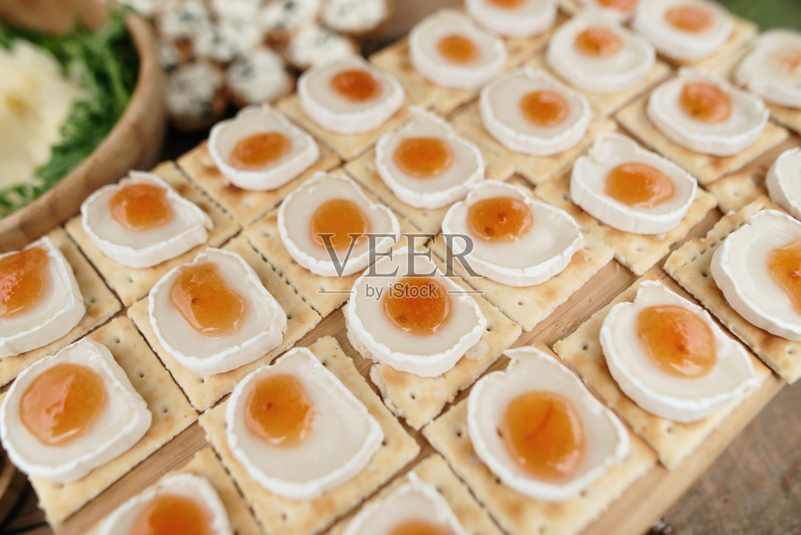 山羊奶酪和杏果酱点心照片摄影图片