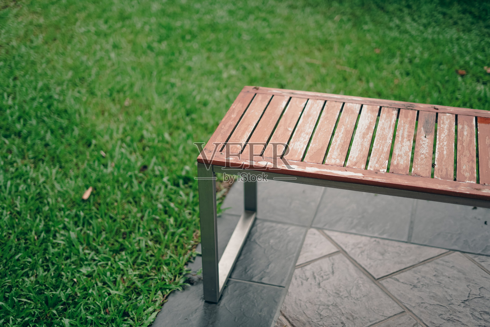 花园里的长长椅照片摄影图片
