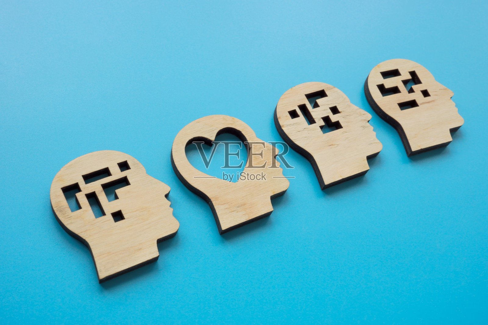 带有心脏和逻辑结构的头部图形。情商的概念。照片摄影图片