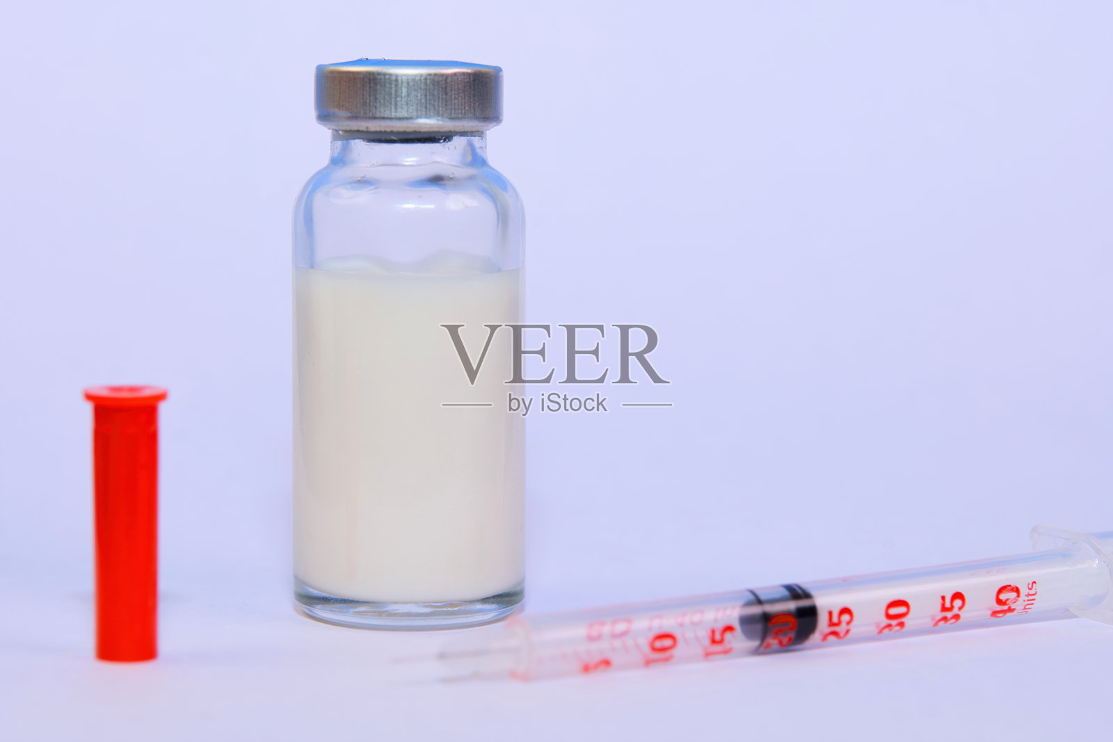 药瓶和注射器在白色表面照片摄影图片