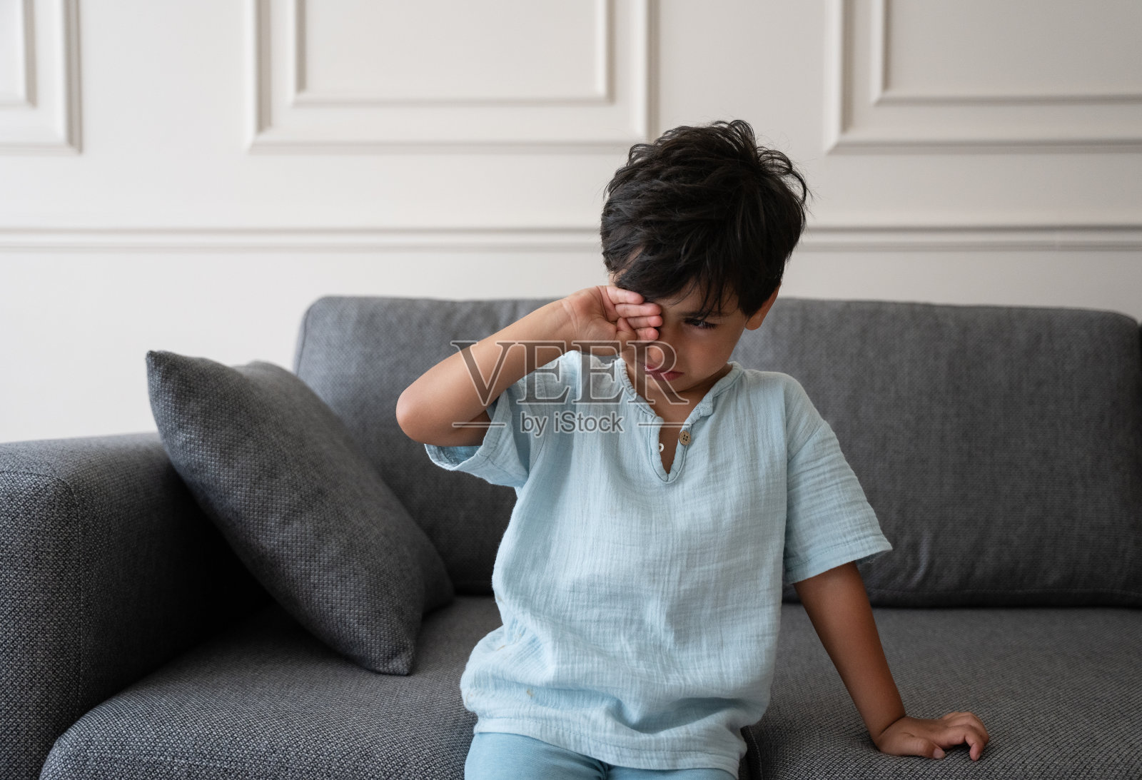 可爱的小男孩在家里哭照片摄影图片