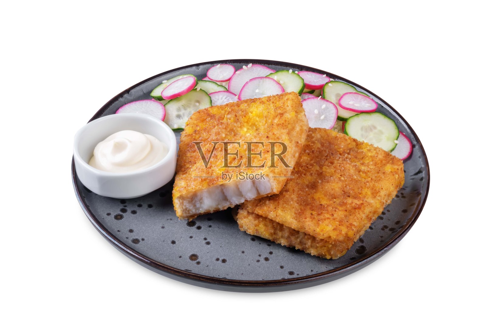 奶油酱炸鳕鱼配黄瓜和萝卜沙拉，背景为白色照片摄影图片