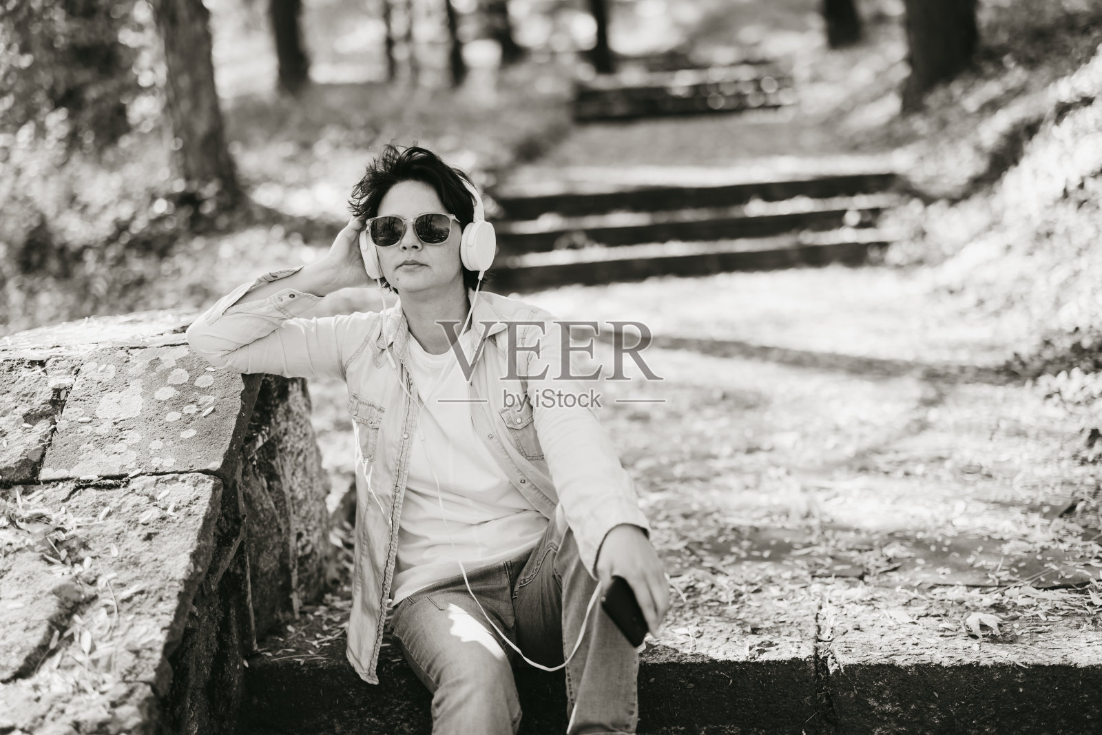 放松的女人在户外享受秋日照片摄影图片