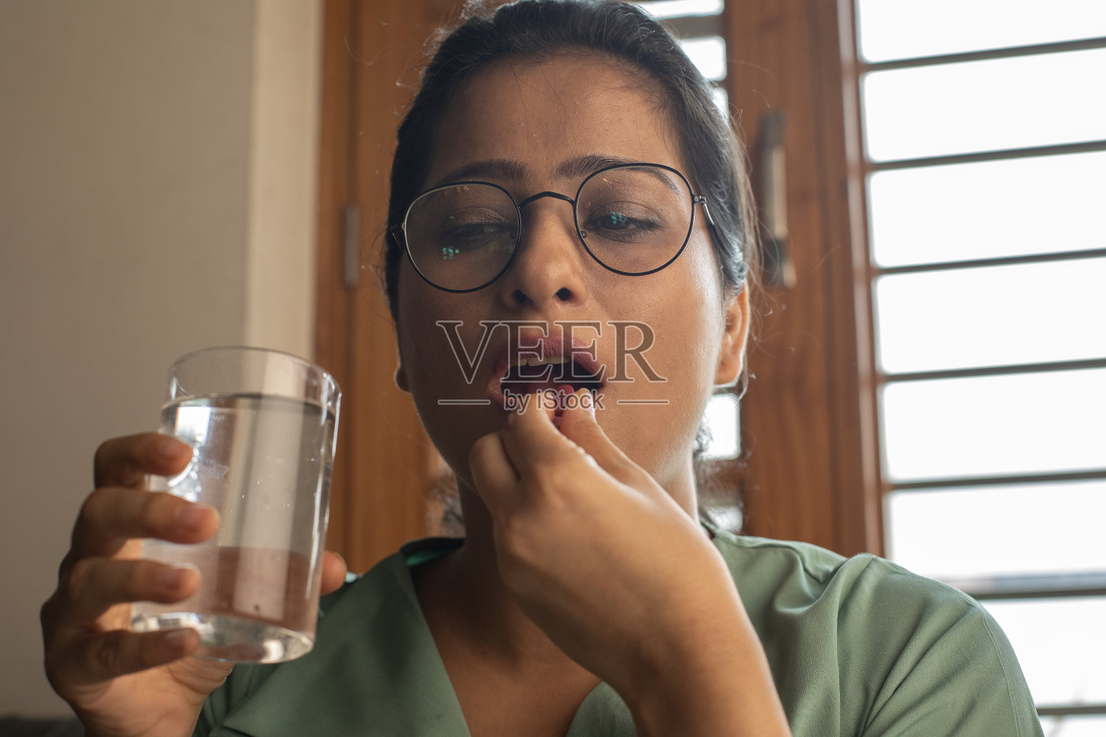 生病的妇女在家服药照片摄影图片