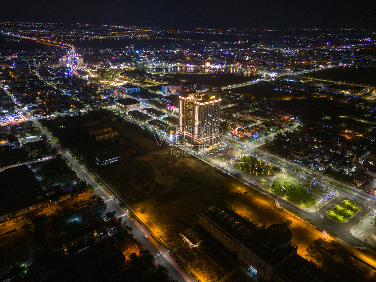 图华市，越南富颜省。这是一个吸引游客和当地人的新地方。照片摄影图片