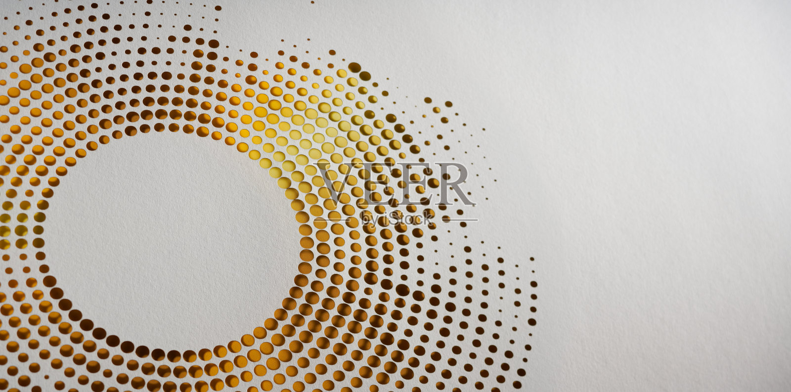 错综复杂的剪纸艺术作品，以白色背景上的金色色调渐变圆形图案照片摄影图片