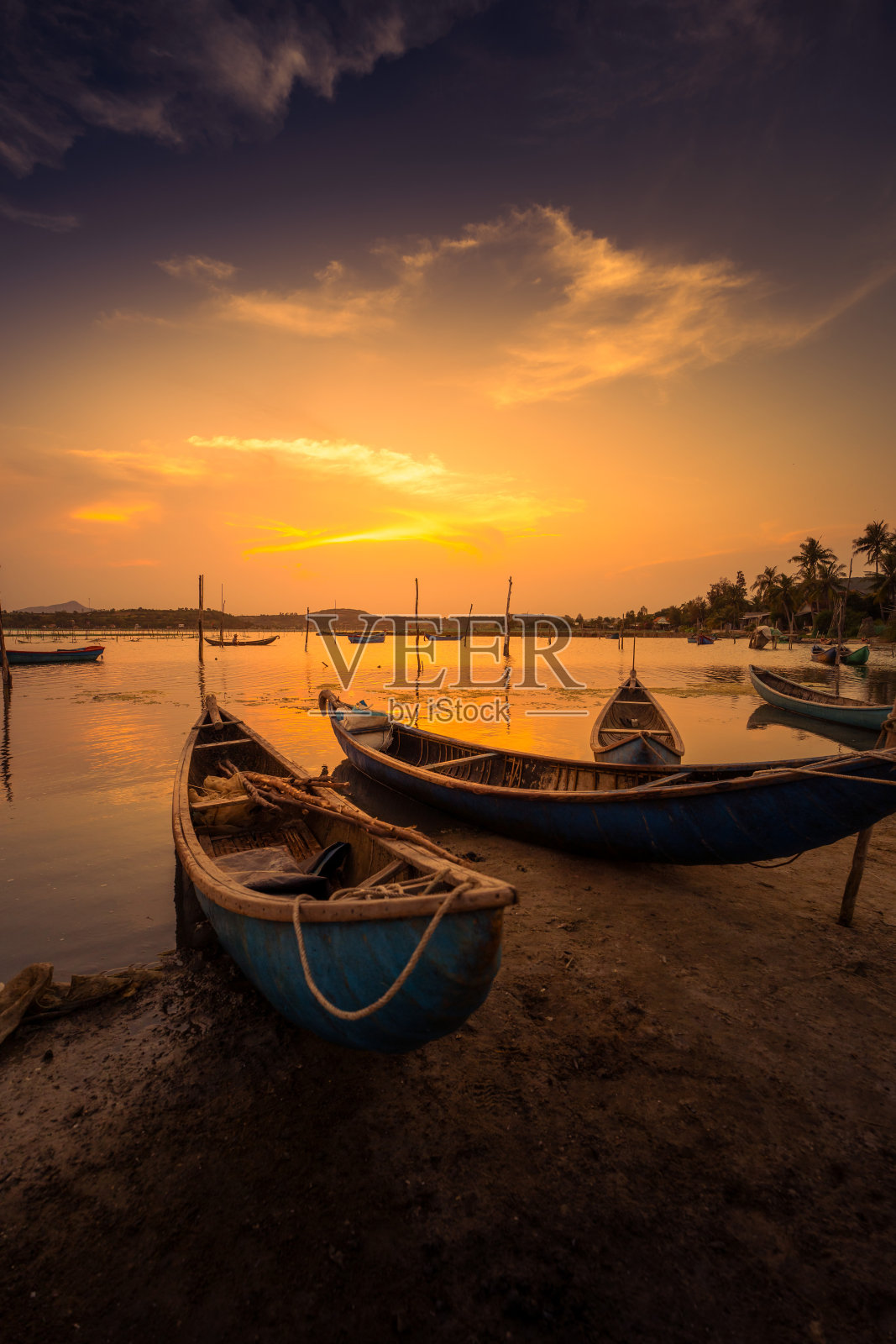 日落时分，越南富颜省O Loan泻湖上的传统船只照片摄影图片