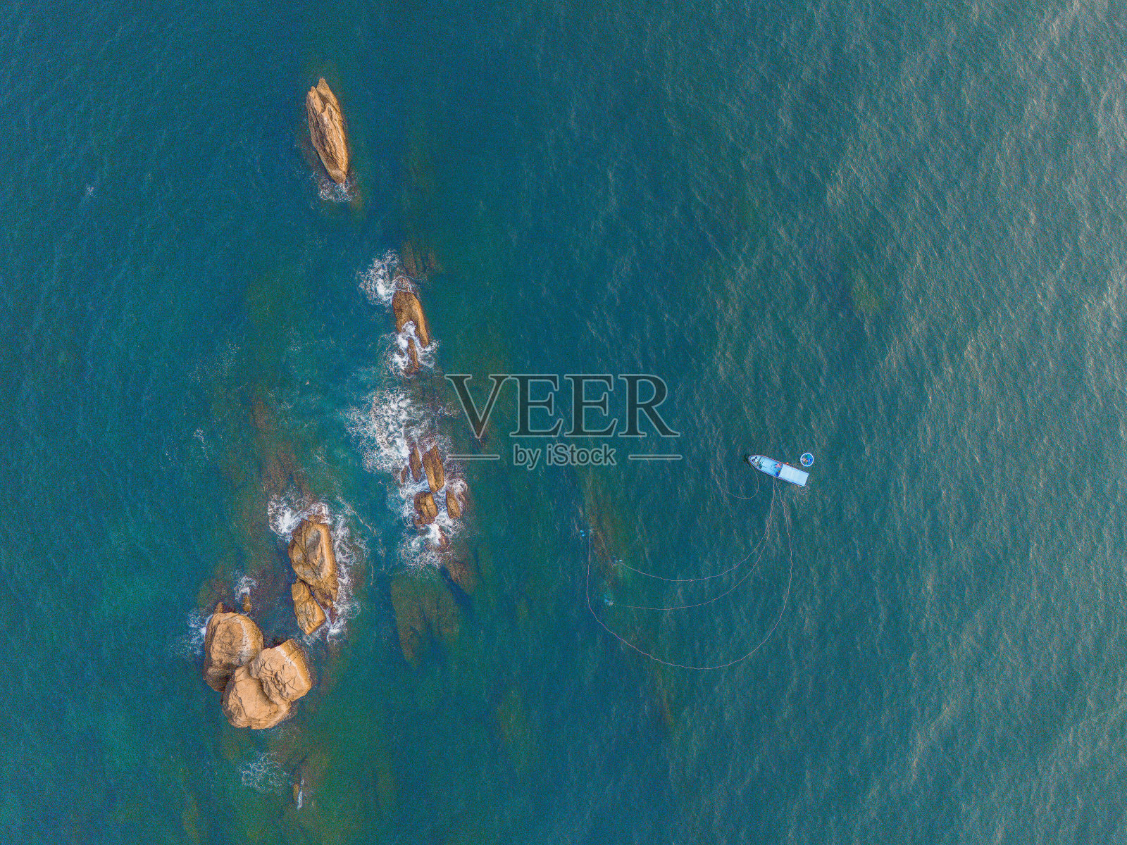 空中无人机俯瞰美丽的海浪撞击岩石岛海岸，海浪和梦幻。越南的海洋。照片摄影图片