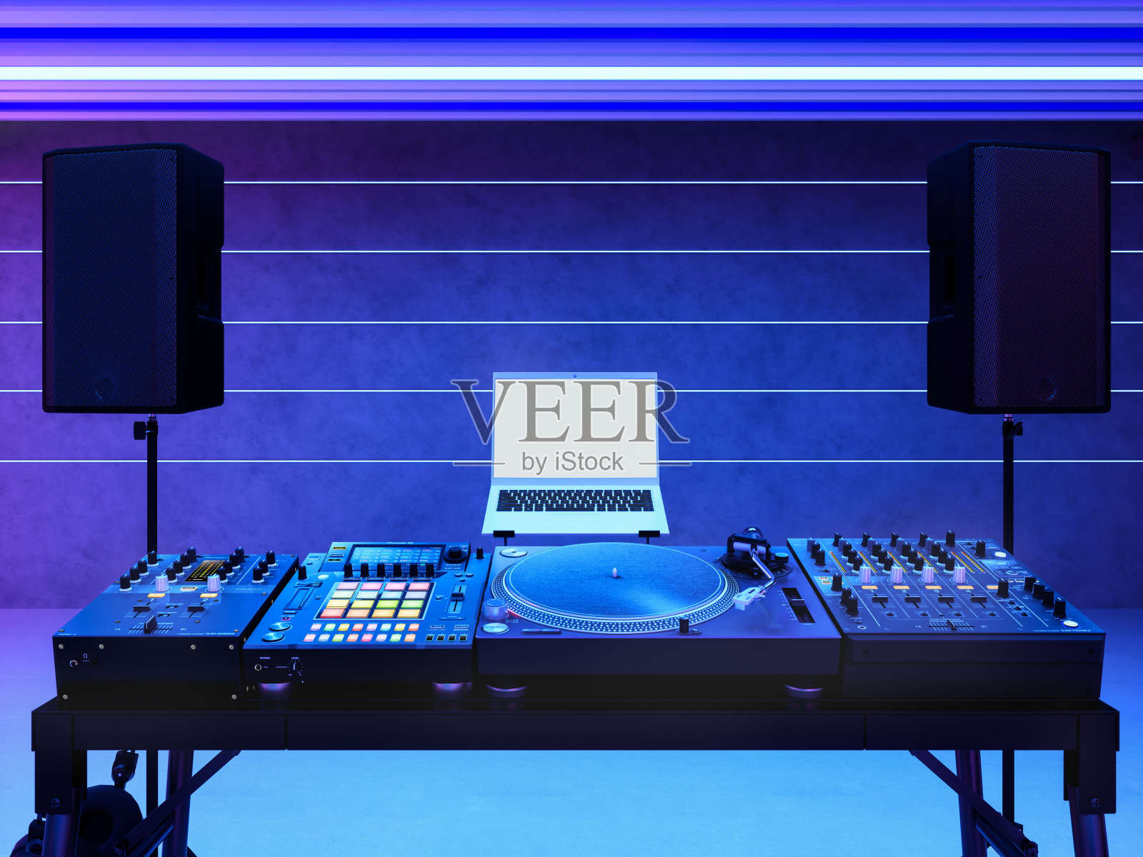DJ混频器，笔记本电脑和霓虹灯扬声器的特写照片摄影图片