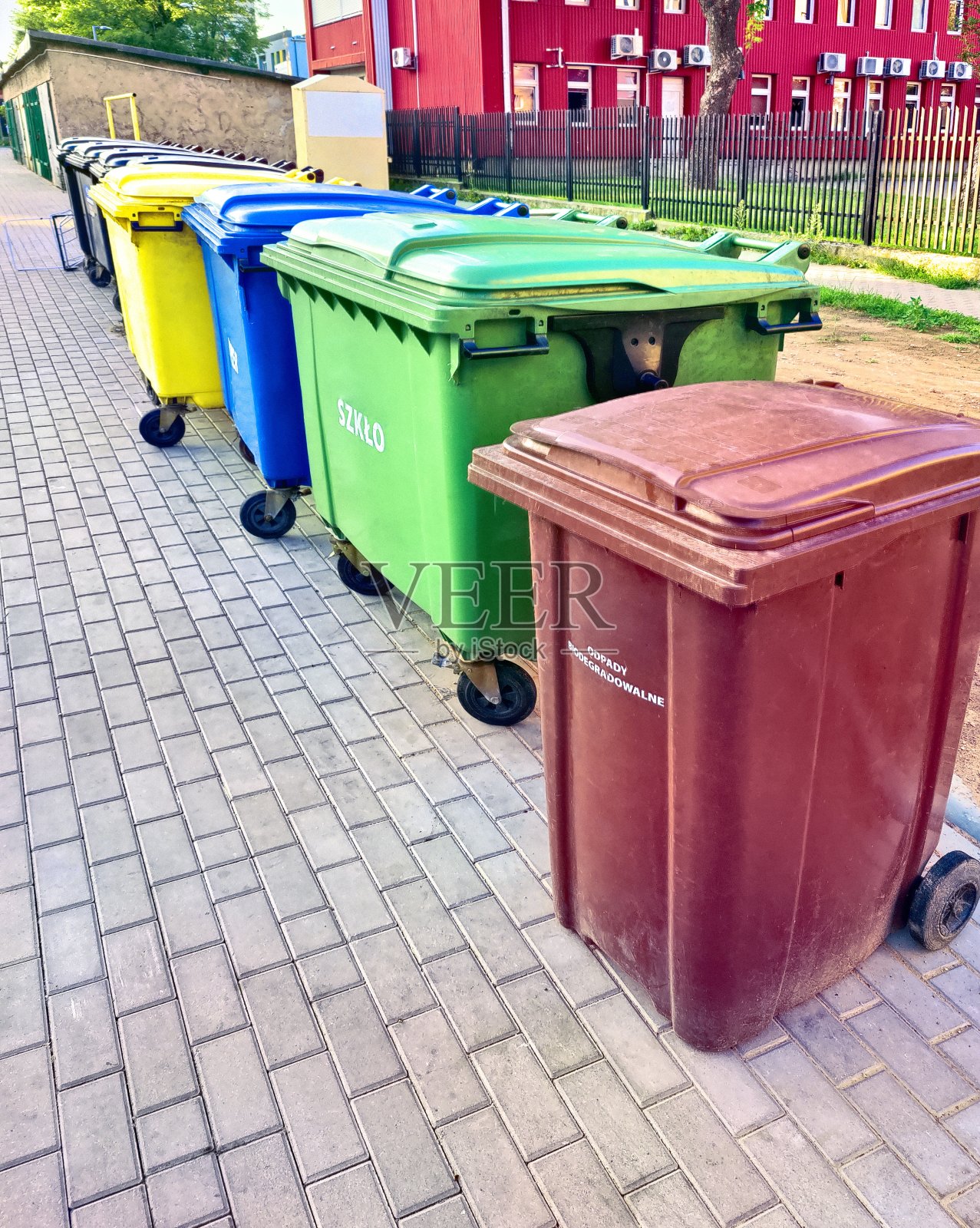 户外彩色垃圾桶照片摄影图片