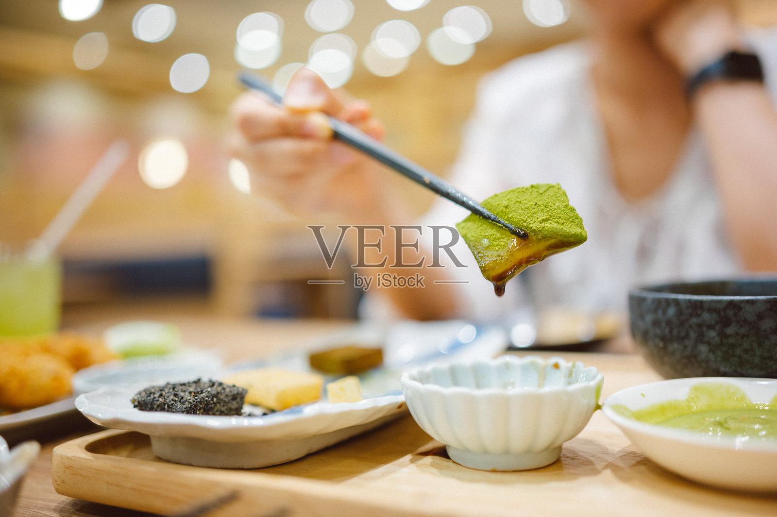 特写:亚洲女性在日本咖啡馆享用日式甜点和抹茶冰淇淋照片摄影图片