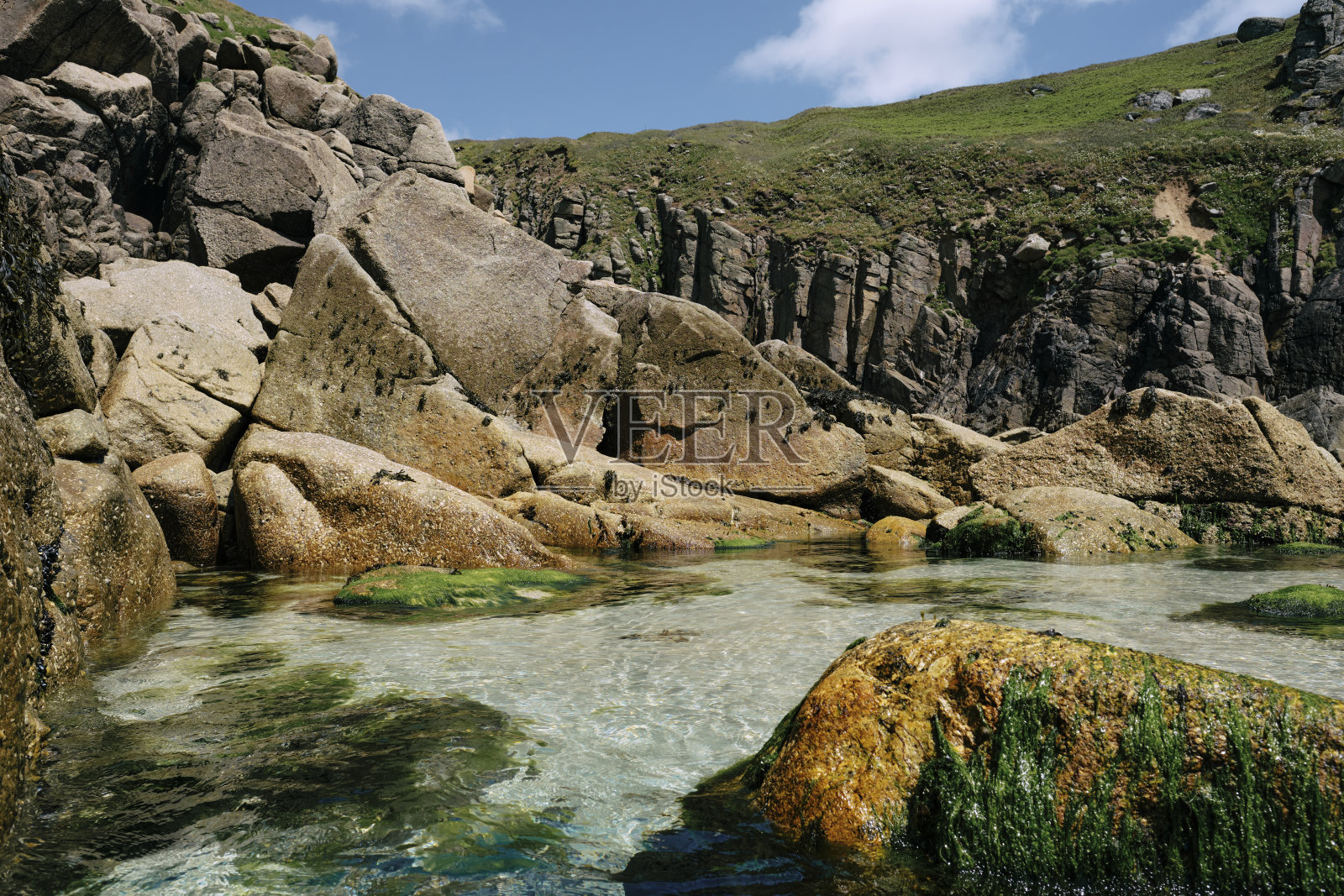 6月阳光明媚的一天，康沃尔郡佩顿温德海滩东端令人惊叹的岩石池。只有在春季退潮时才能到达。照片摄影图片