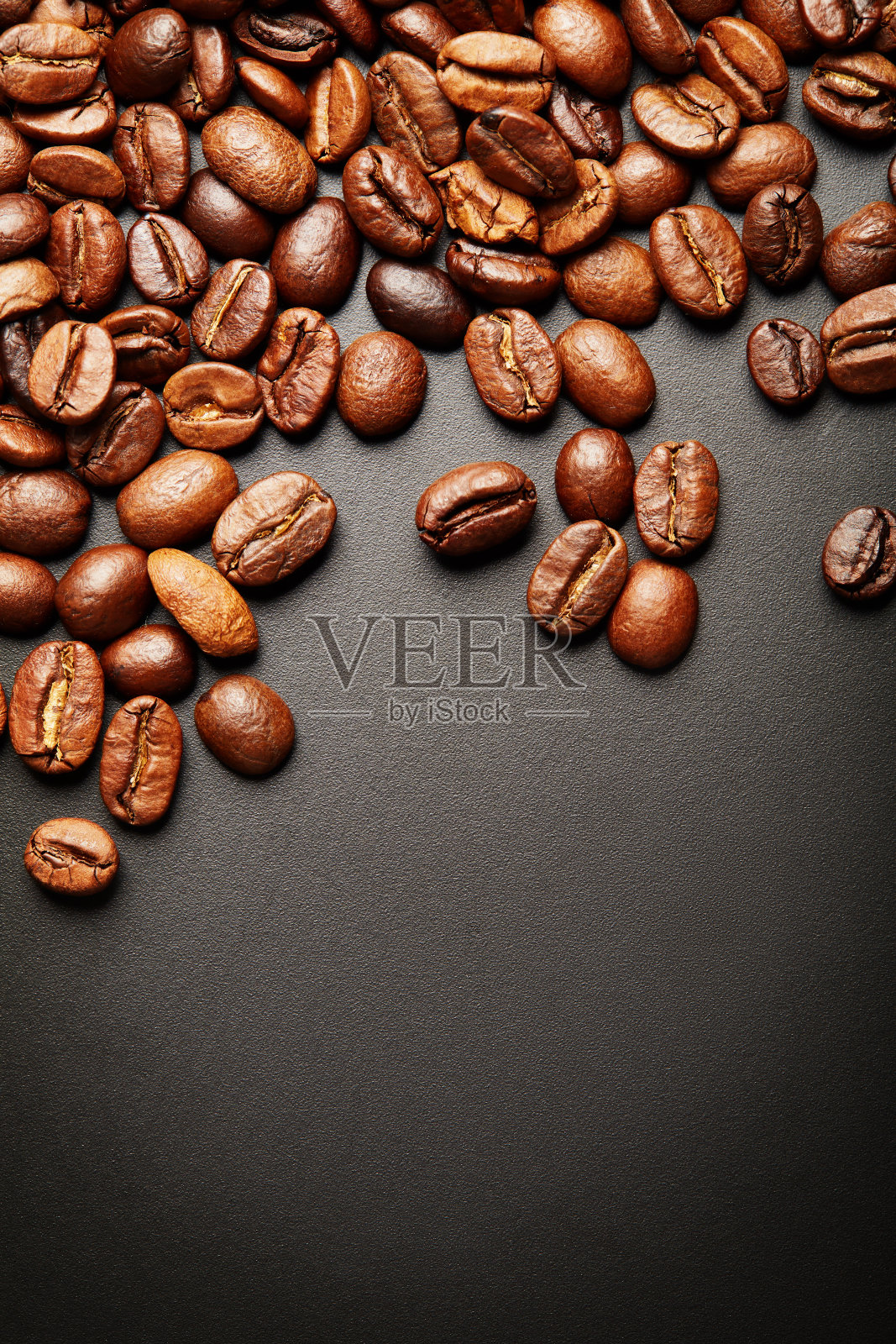黑色背景的烘焙咖啡豆照片摄影图片