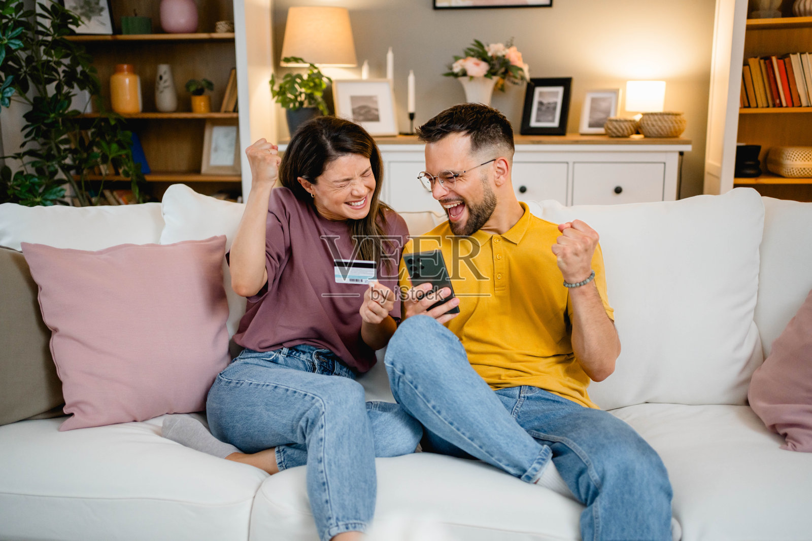 兴奋的情侣在网上购物照片摄影图片