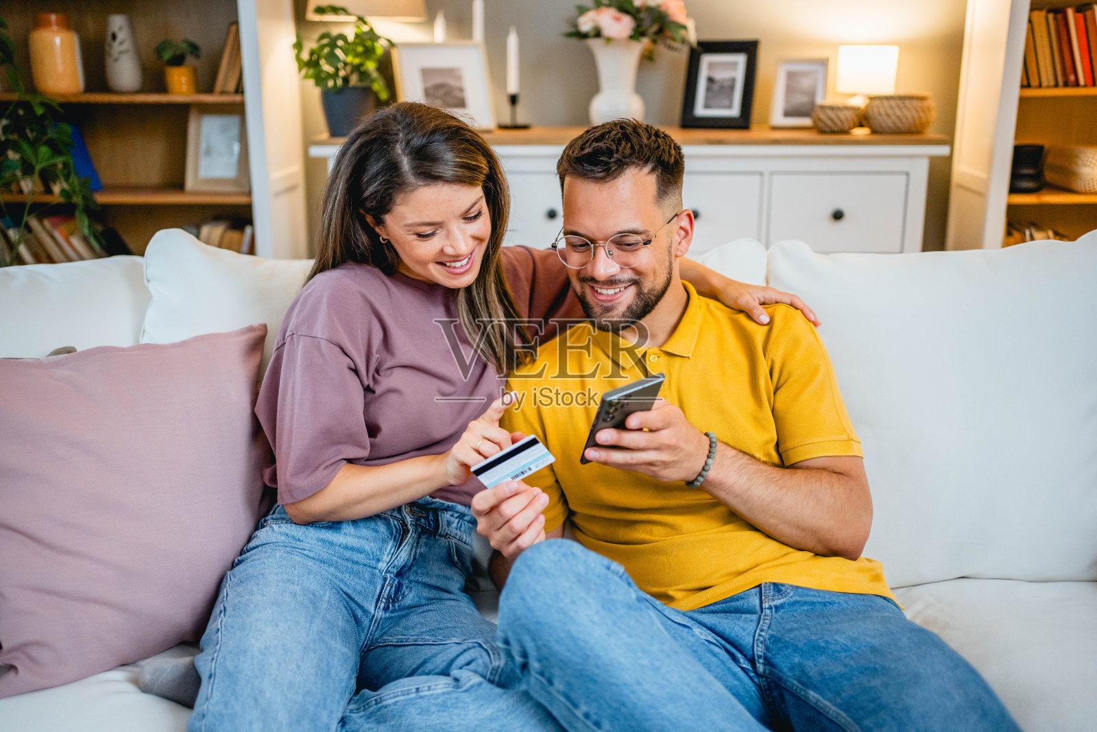 年轻夫妇用智能手机网购照片摄影图片