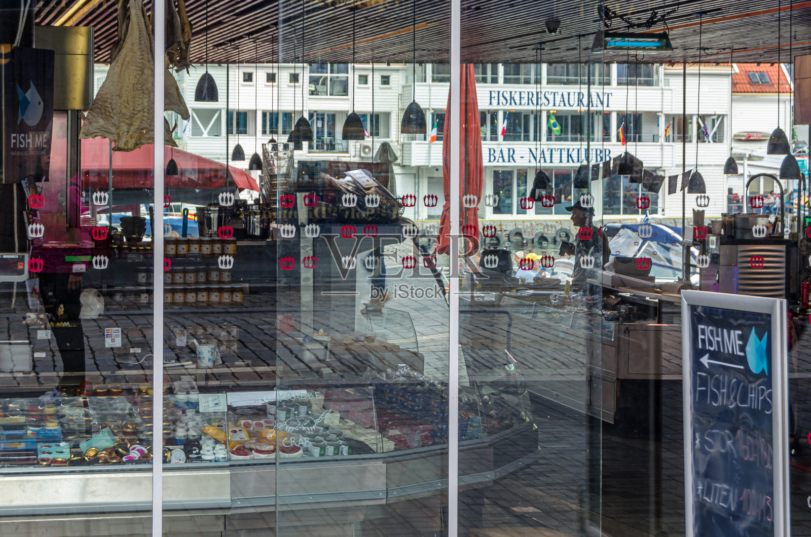 挪威卑尔根当地一家食品商店的橱窗照片摄影图片