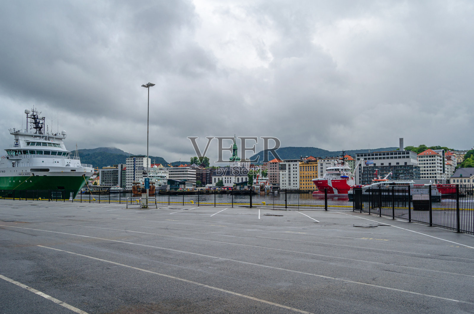 停泊在挪威卑尔根港的船只照片摄影图片