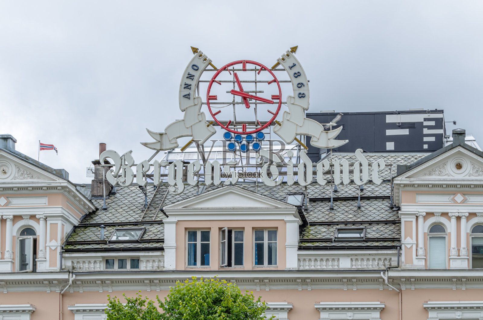 挪威卑尔根火车站附近的时钟，上面有当地报纸卑尔根潮流报的标志照片摄影图片