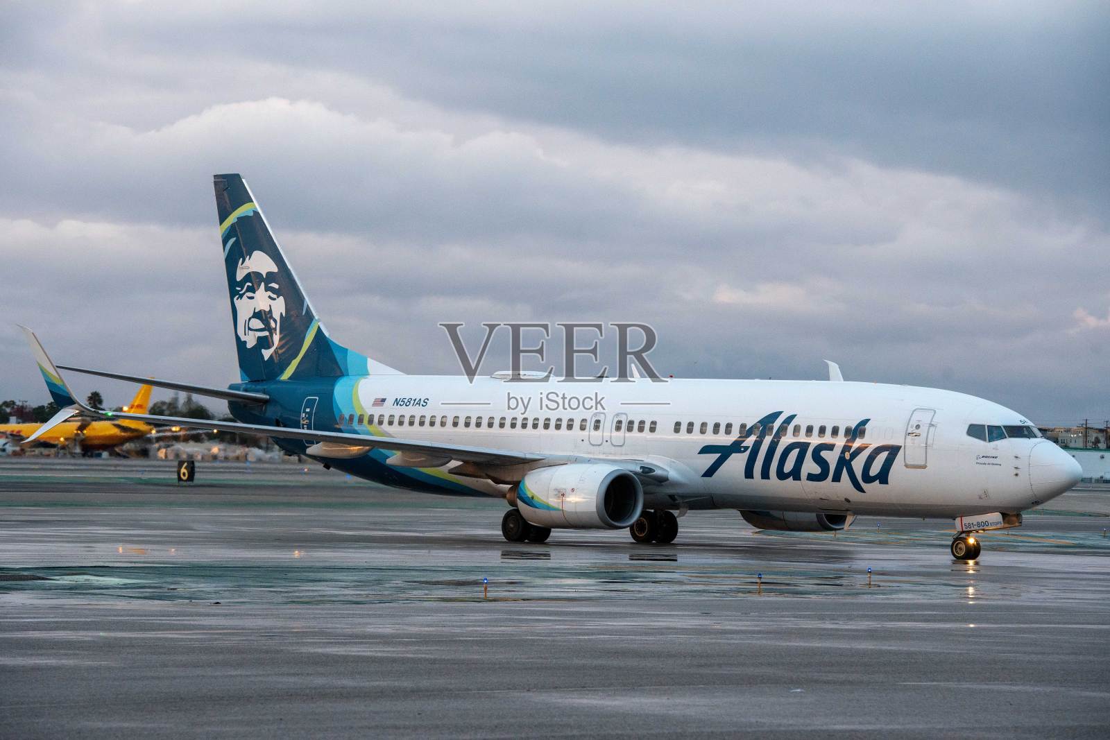 阿拉斯加航空公司的波音737在洛杉矶国际机场滑行。照片摄影图片