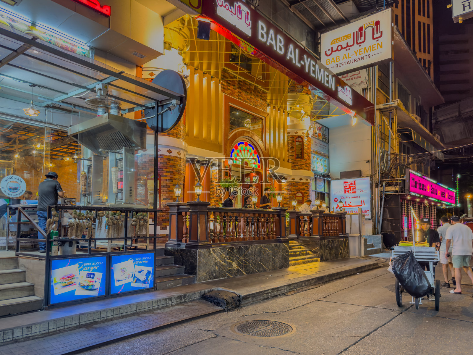 泰国曼谷BKK素坤逸路的夜晚充满了霓虹灯的色彩照片摄影图片