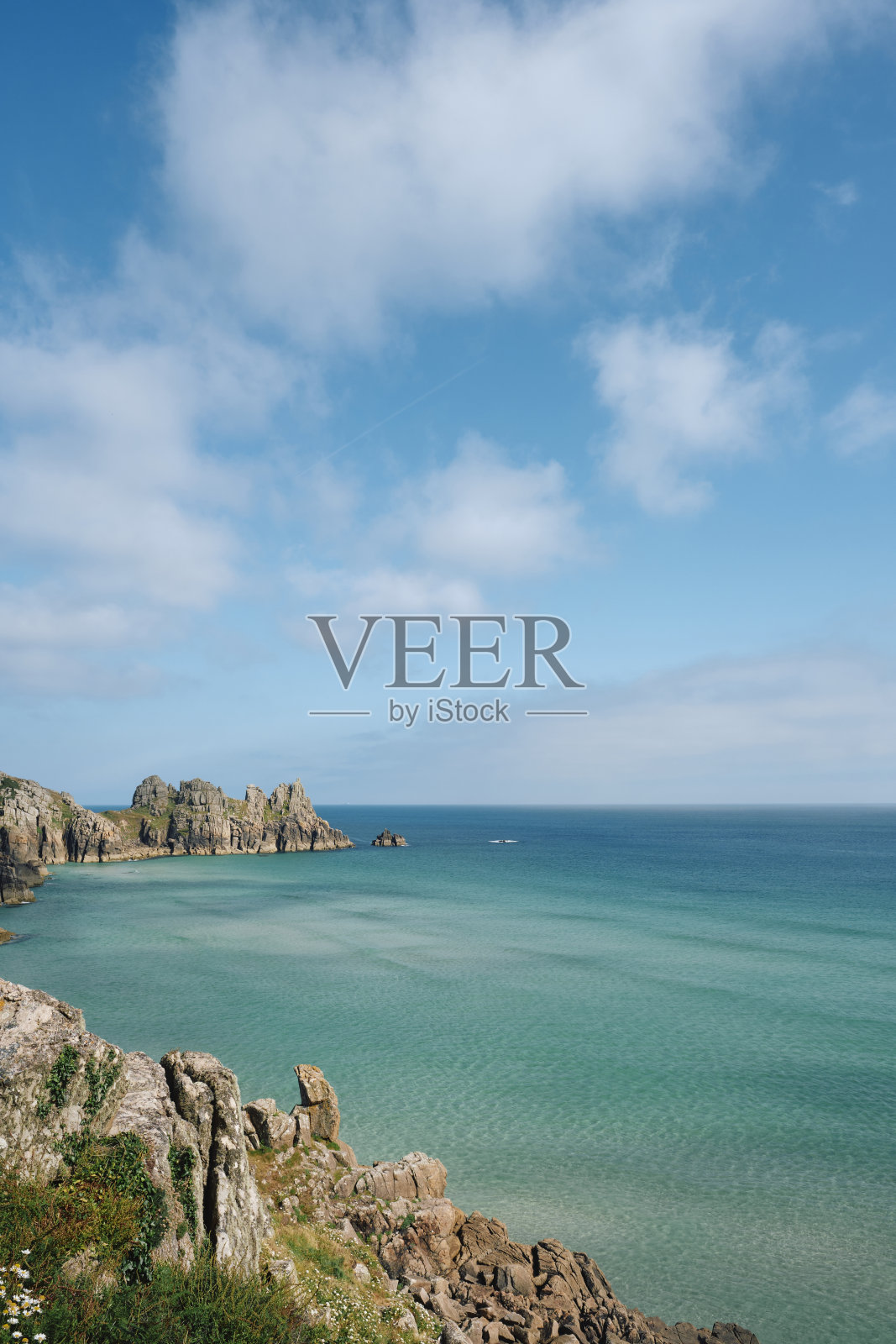 康沃尔天堂，从悬崖沿着Pedn Vounder海滩在一个完美的阳光明媚的六月下午晚些时候涨潮。照片摄影图片