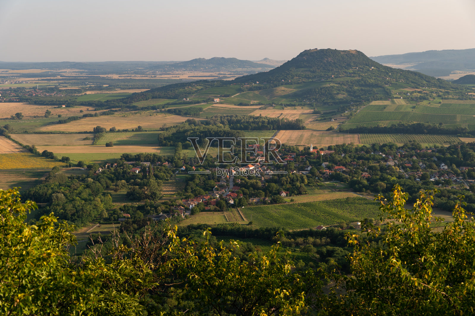 早上从Tóti山上俯瞰巴拉顿高地照片摄影图片