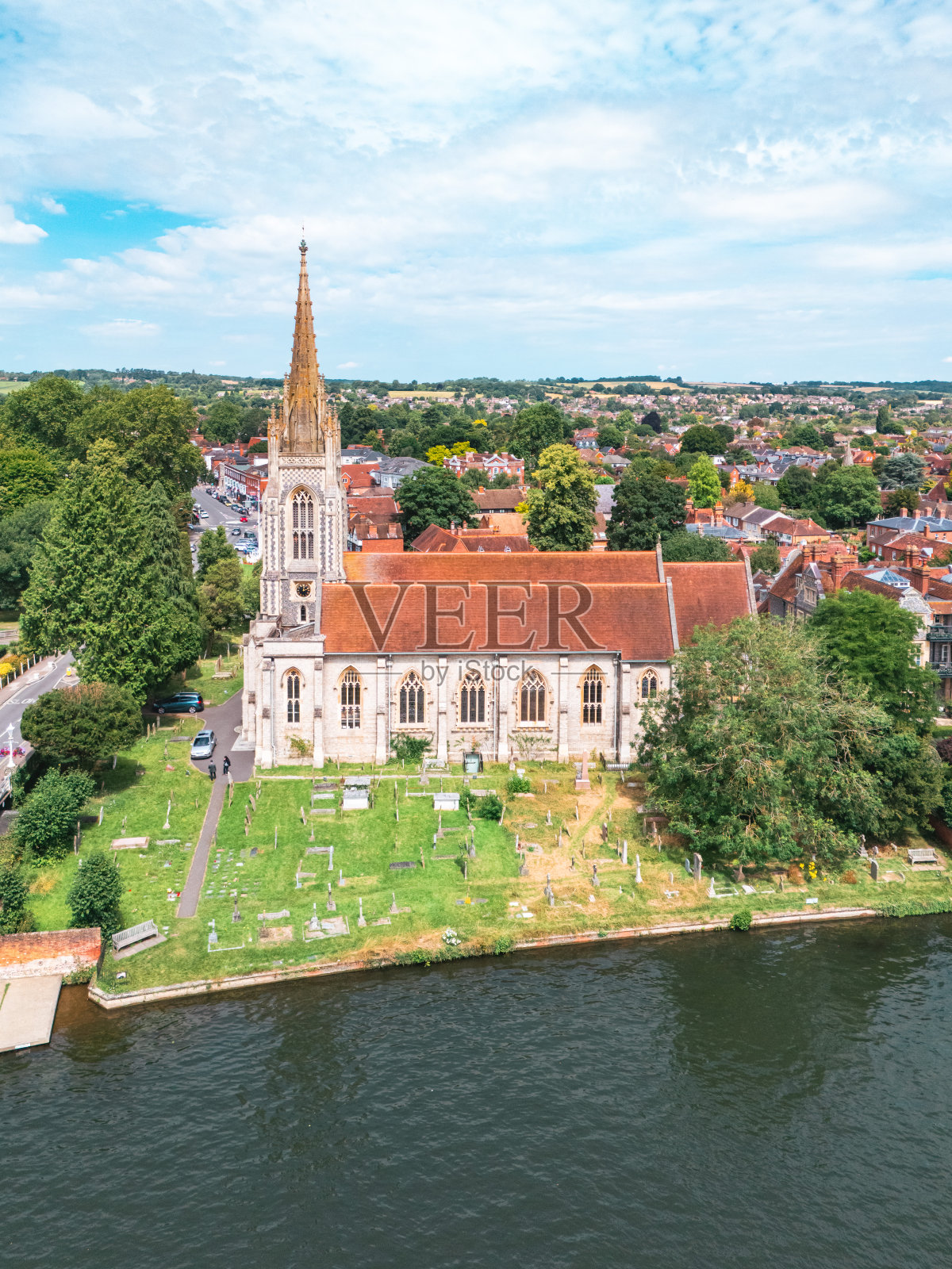 无人机拍摄的马洛美丽万圣教堂照片摄影图片