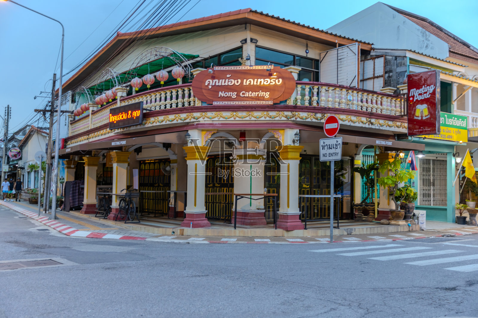 傍晚时分，泰国普吉岛普吉岛的老普吉镇，色彩缤纷、装饰精美的房子照片摄影图片