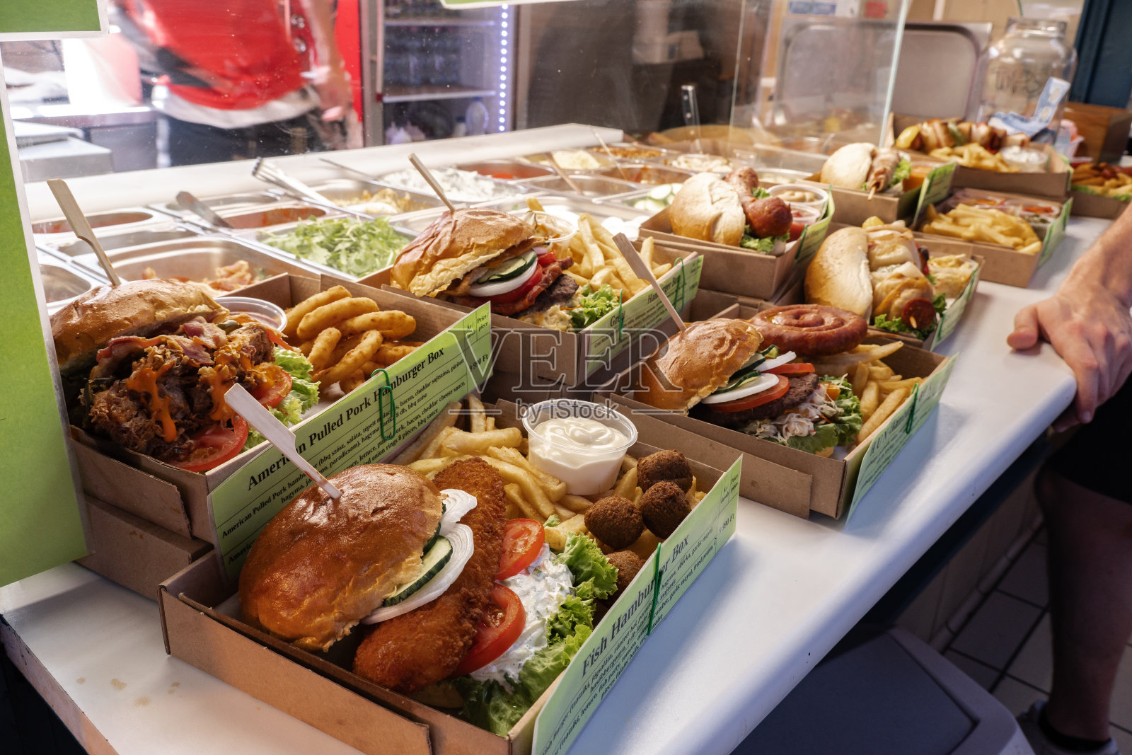 布达佩斯的街头小吃摊，盒装饭菜照片摄影图片