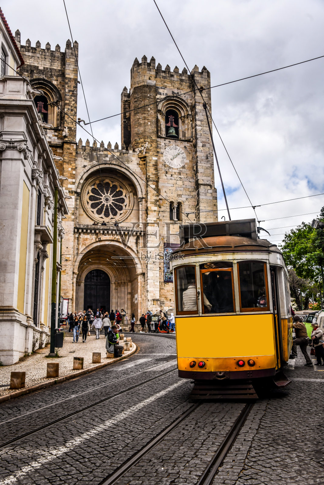 葡萄牙里斯本大教堂附近的电车道口照片摄影图片