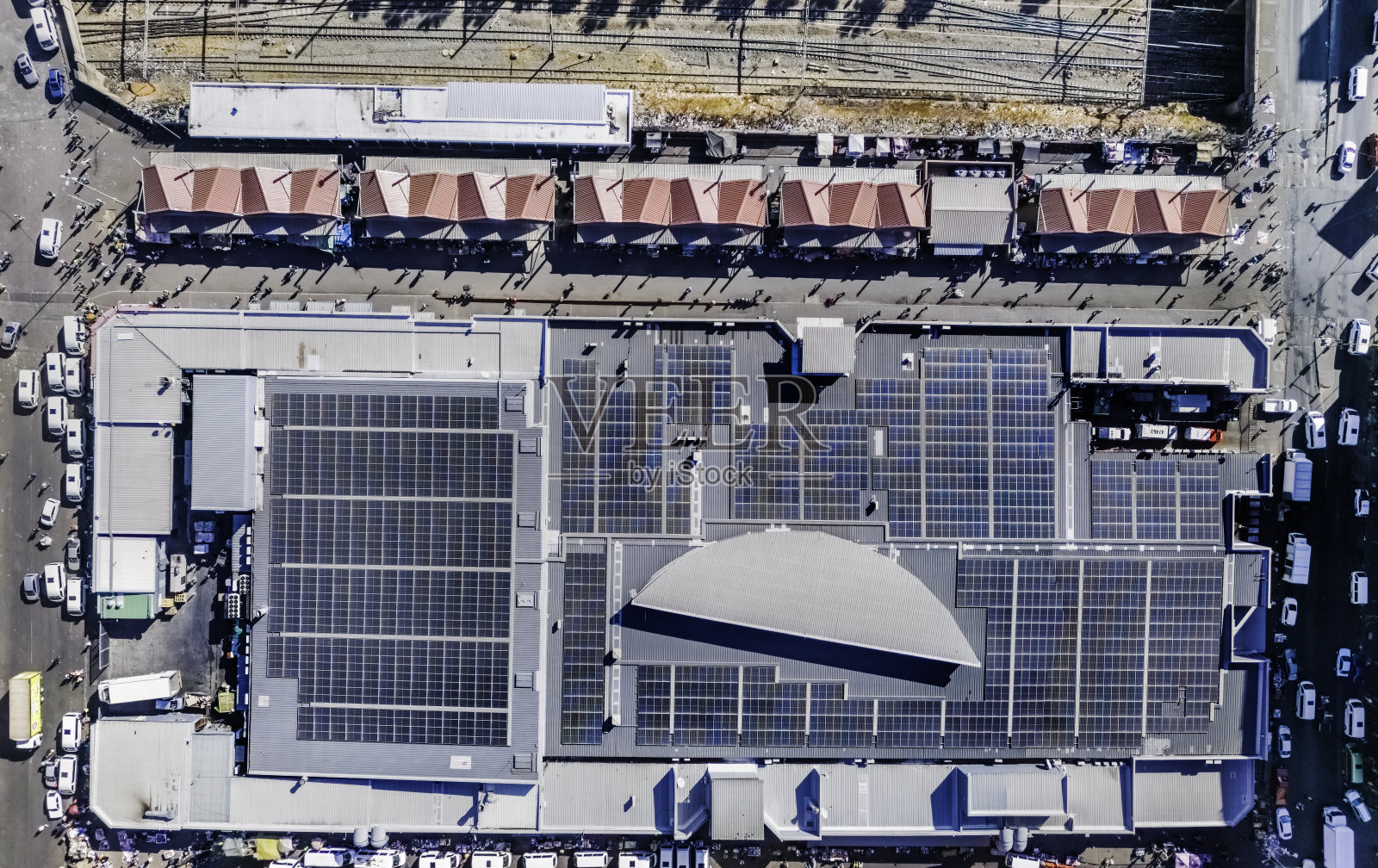 覆盖出租车站的太阳能电池板照片摄影图片