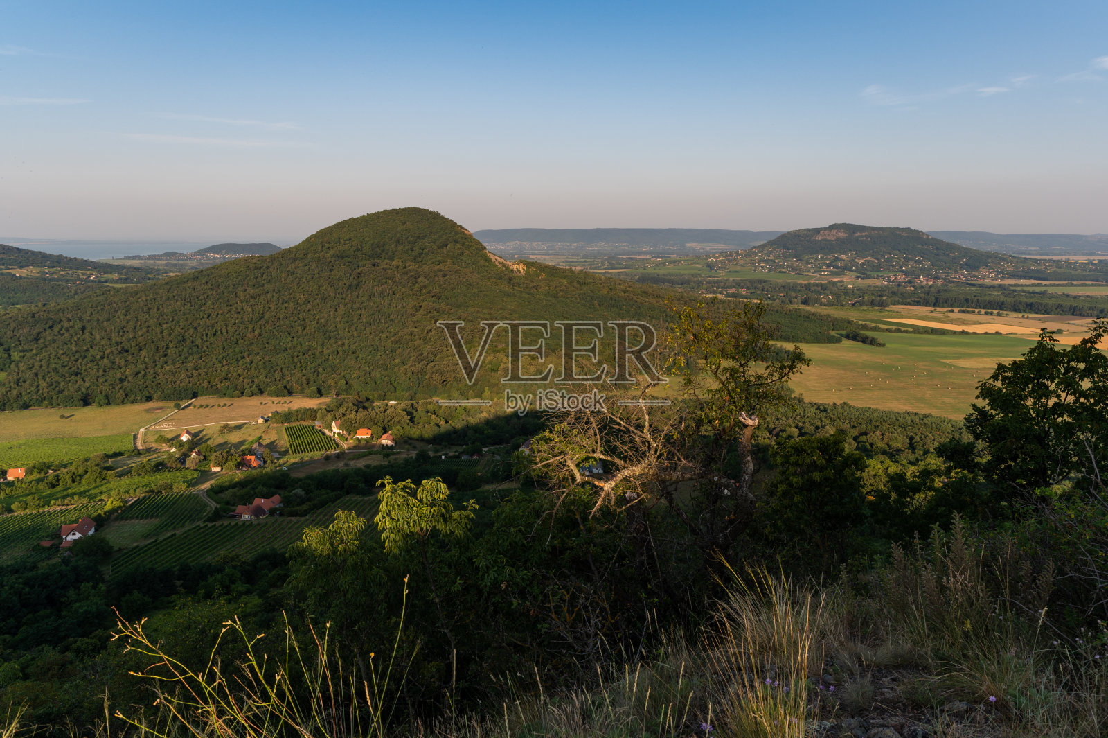 早上从Tóti山上俯瞰巴拉顿高地照片摄影图片
