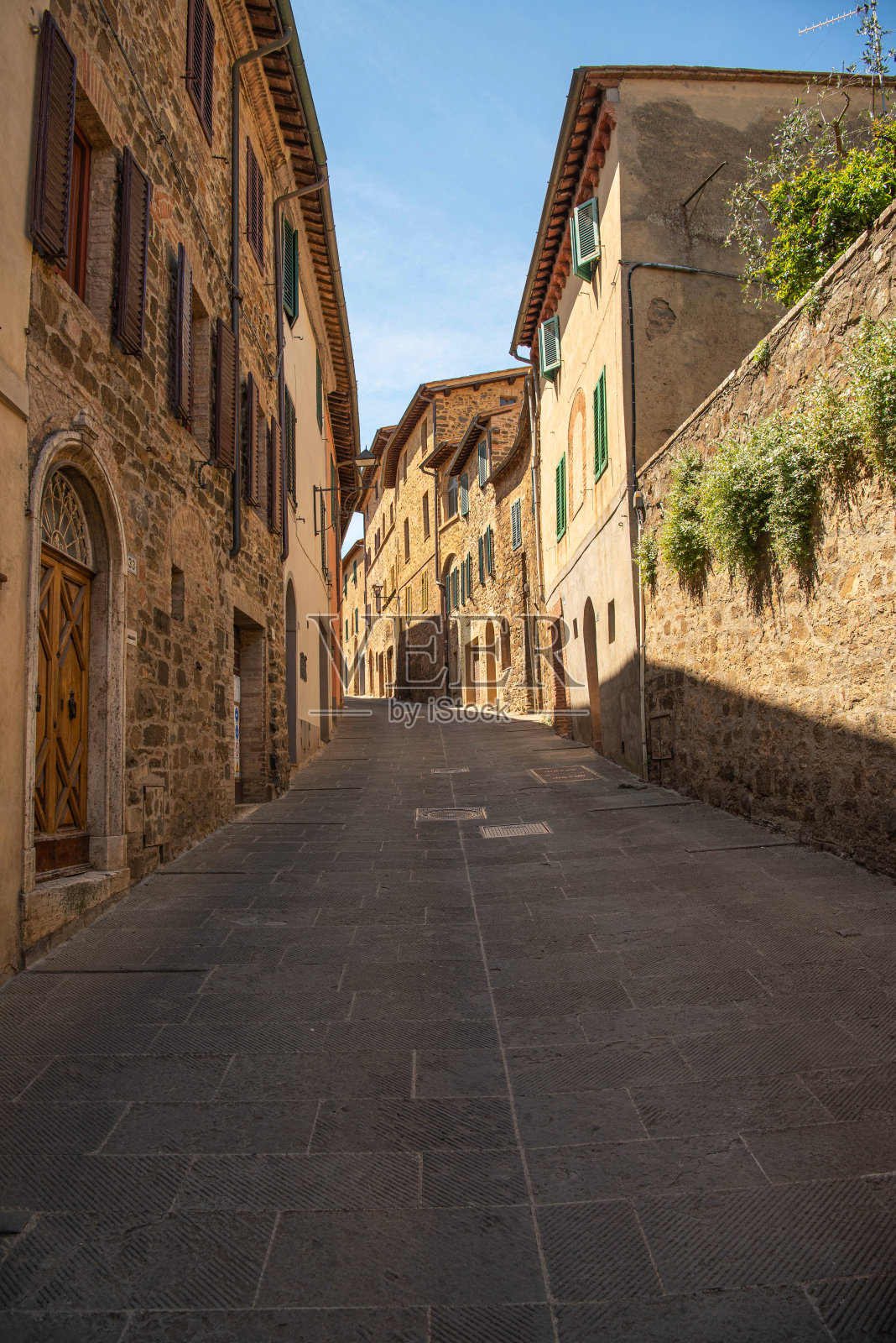 蒙塔奇诺历史中心的铺砌街道照片摄影图片