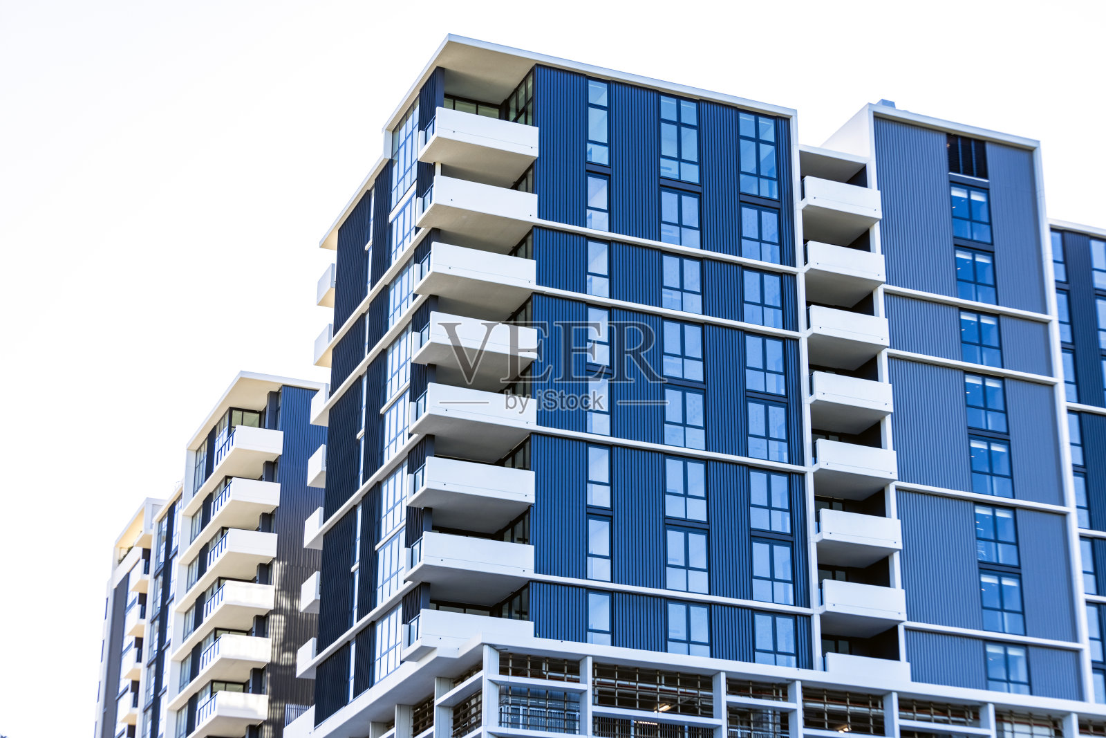 现代公寓建筑，背景与复制空间照片摄影图片