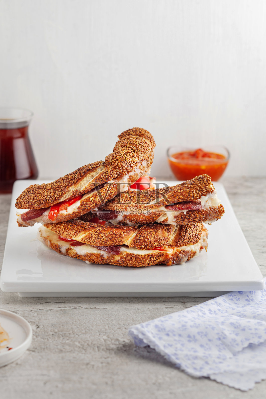 Simit。百吉饼三明治。百吉饼。传统的土耳其百吉饼。土耳其百吉饼加奶酪和土豆泥。百吉饼早餐。照片摄影图片