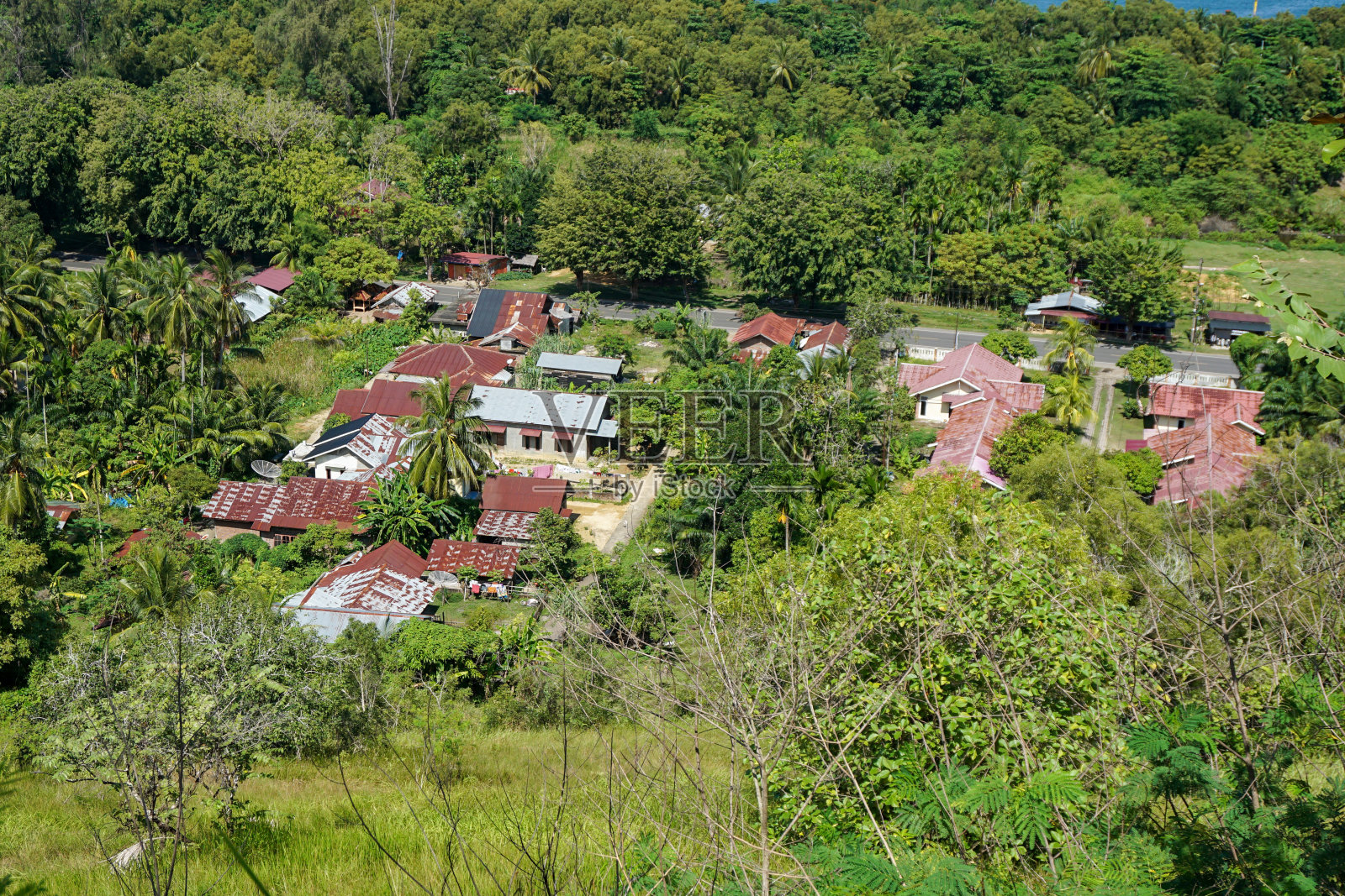 鸟瞰印尼亚齐的居民、房屋和环境。住宅照片摄影图片