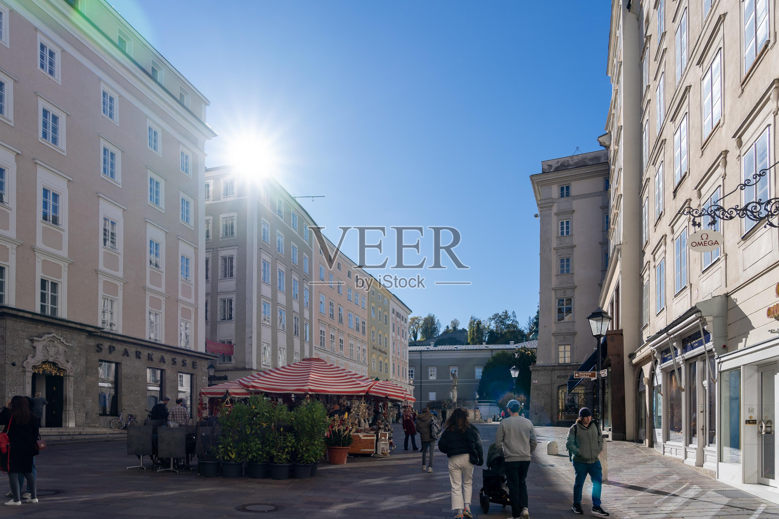阳光明媚的一天，奥地利萨尔茨堡，人们走过商店和市场。照片摄影图片