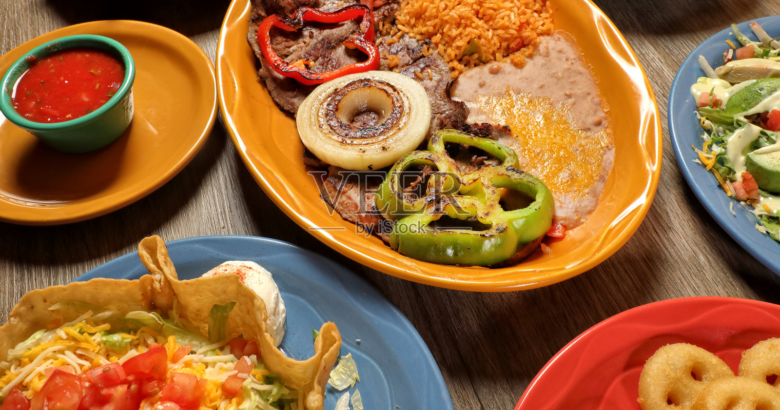 早午餐自助餐桌上的各种墨西哥菜照片摄影图片